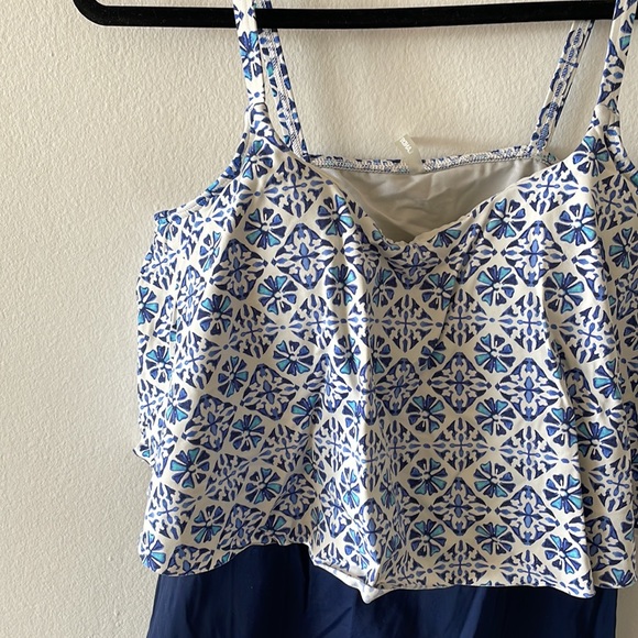 Lands’ End Swim Top Size 10 - Picture 2 of 6